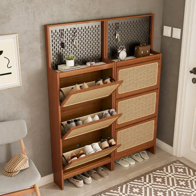 Meuble à Chaussures en Rotin pour Entrée, Étagère à Chaussures sur Pied avec 3 Tiroirs Basculants et Panneau Perforé Noir, Meuble à Chaussures Étroit et Caché