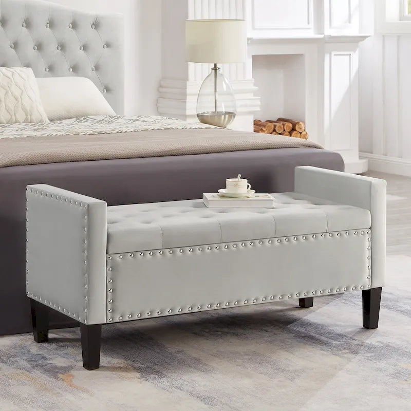Banc de rangement capitonné avec garniture cloutée et accoudoirs