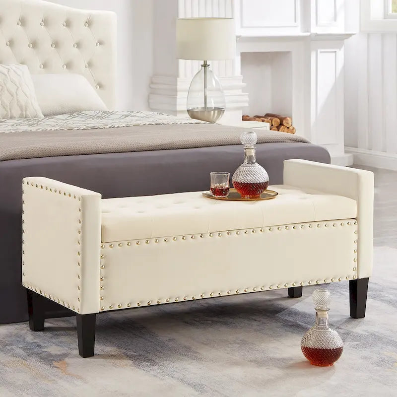 Banc de rangement capitonné avec garniture cloutée et accoudoirs