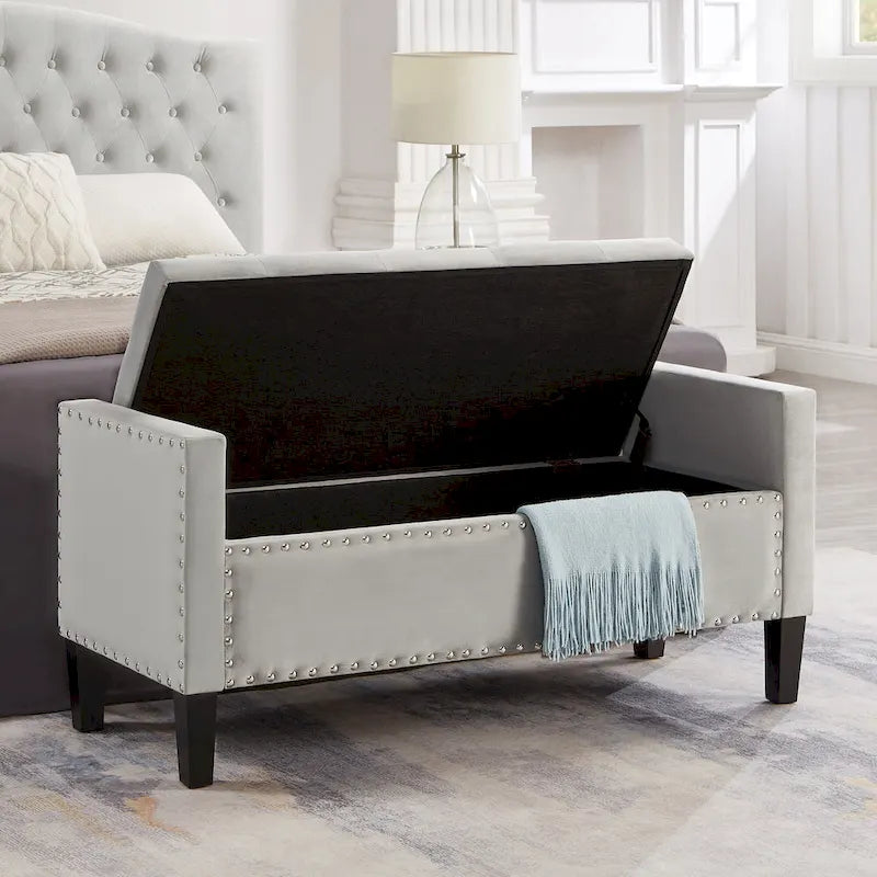 Banc de rangement capitonné avec garniture cloutée et accoudoirs